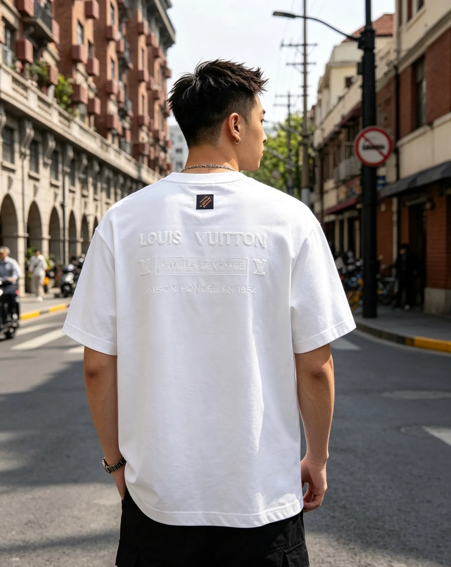 Louis Vuitton/Louis Vuitton short sleeves with small logo on the chest and letter embroidery on the back